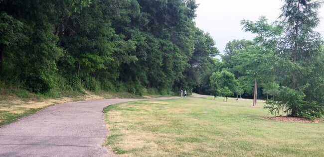 Senderos detrás de casa - 800 18th Ave NE