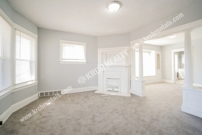 Foto del edificio - 2-Bed 1-Bath Up Unit with Easy Access to D...