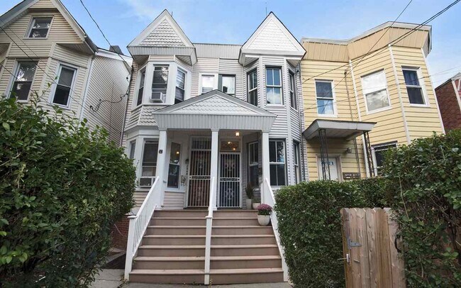 Building Photo - 126 Magnolia Ave