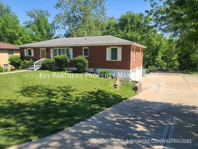 Building Photo - 6703 NW Evelyn - Beautiful Brick Ranch!