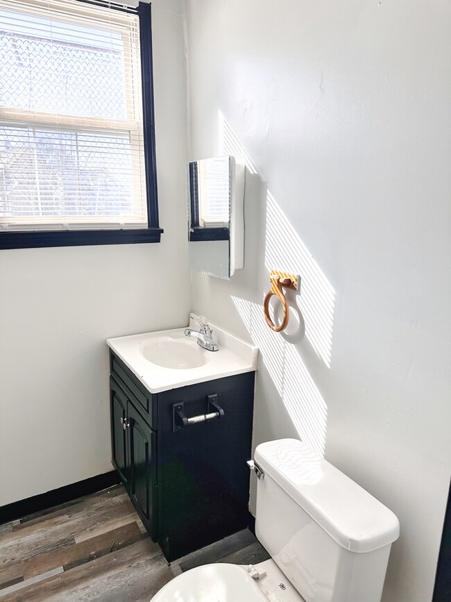 Building Photo - 3-bedroom, 1 1/2 bath - Updated Full House