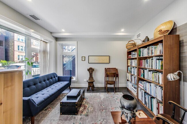 Building Photo - 834 N Marshfield Ave