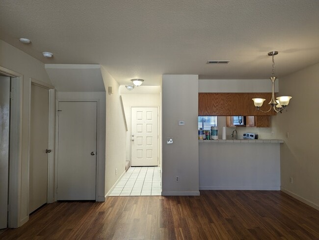 Building Photo - 1704 Woodlake Dr