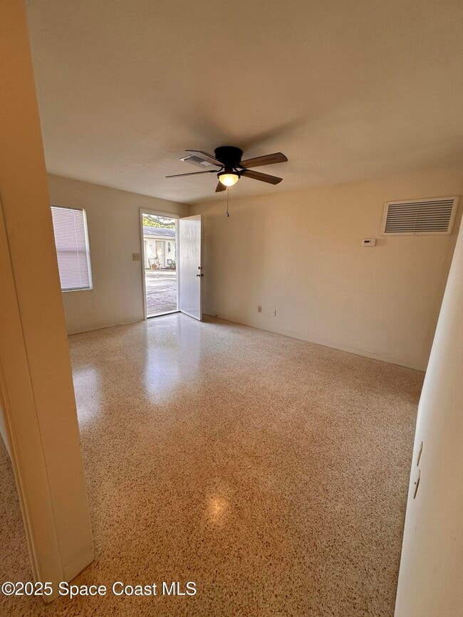 Foto del edificio - 140 Niemira Ave