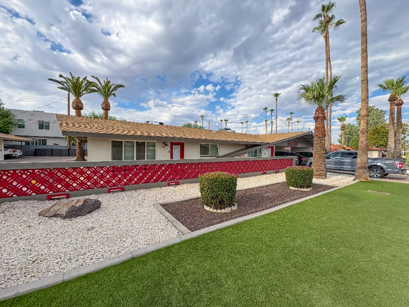 Foto principal - 2737 E Glenrosa Ave