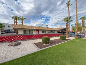 Building Photo - 2737 E Glenrosa Ave