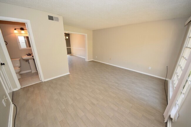 Foto del edificio - 3 Bedroom, 2 Bathroom On Madison Near Parkway