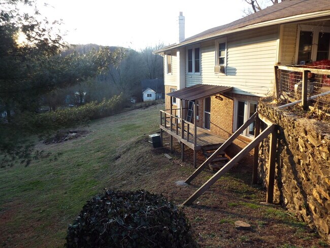 Foto del edificio - 2 Bedroom 1 Bath Basement Apartment in Historic Downtown Sylva $1300 a month with year-long lease.