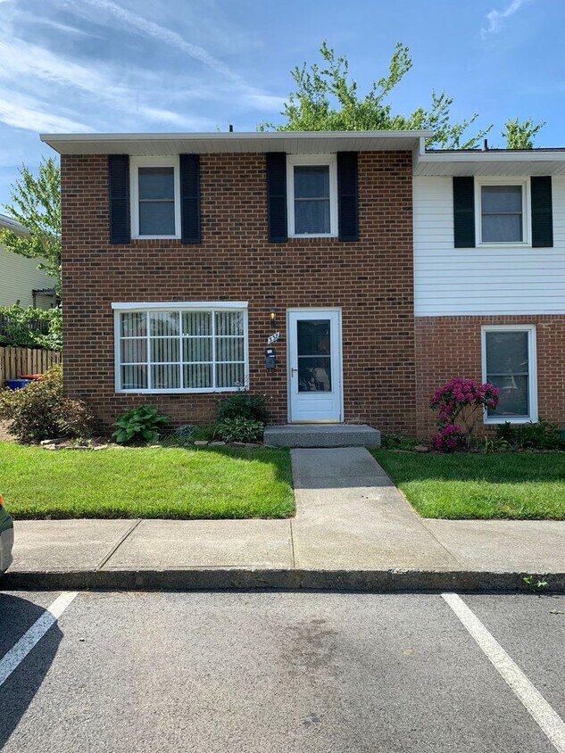 3 Bedroom 1 full, 2 half bath Townhouse House Rental in Blacksburg