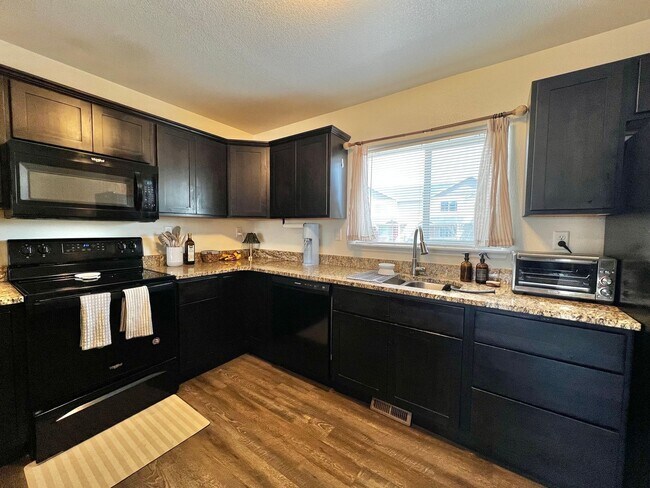 Foto del edificio - 2 Bedroom 2.5 bathroom Townhouse in Greeley