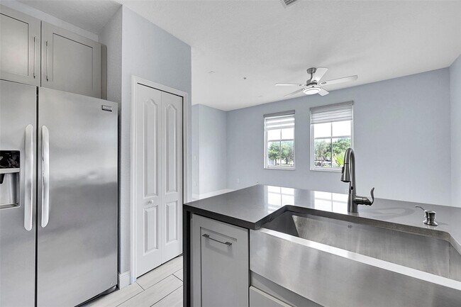 Foto del edificio - 150 Jacaranda Country Club Dr