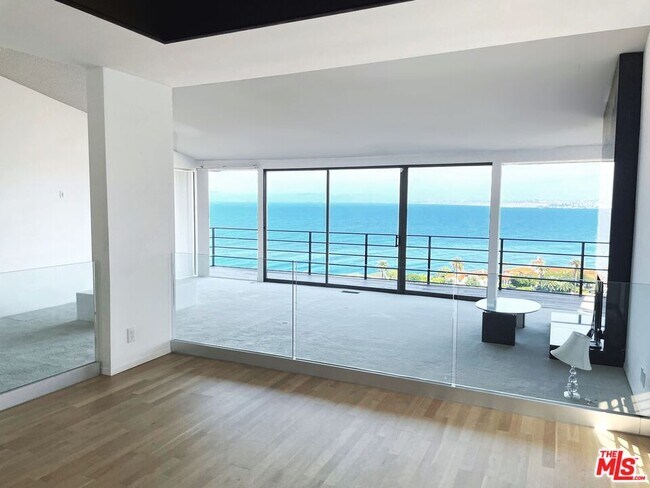Building Photo - 517 PALOS VERDES Dr