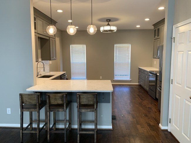Building Photo - 2 Bed/ 2 Bath Townhome near Lake Purdy