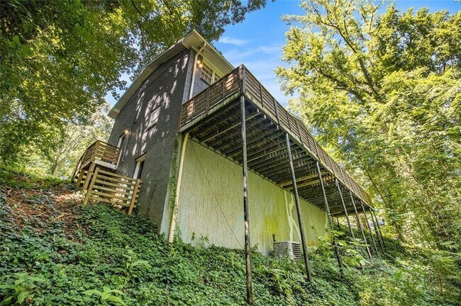 Foto del edificio - 5826 Simone Dr