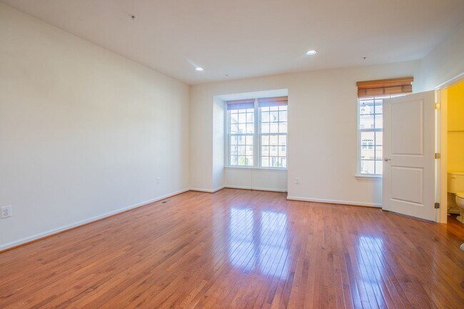 Building Photo - Amazing 5 BR/4.5 BA Townhome in Greenbelt!