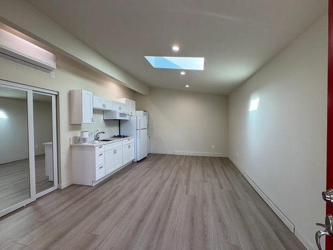 Foto del edificio - 22438 Califa St