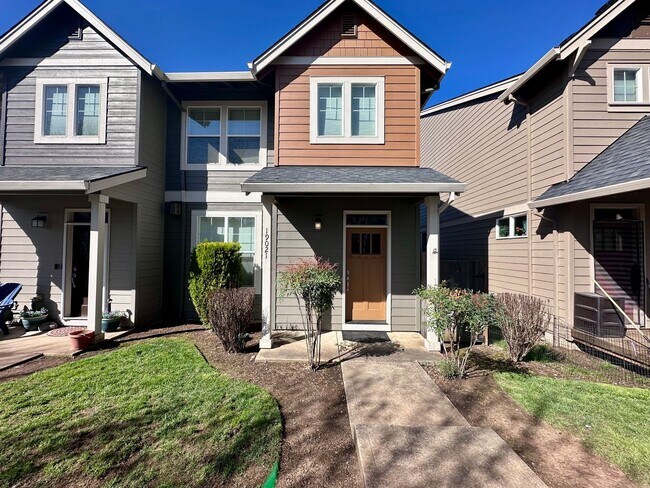 Foto del edificio - Modern 3 Bed/2.5 Bath with Double Car Garage Townhome in Sandy, OR!