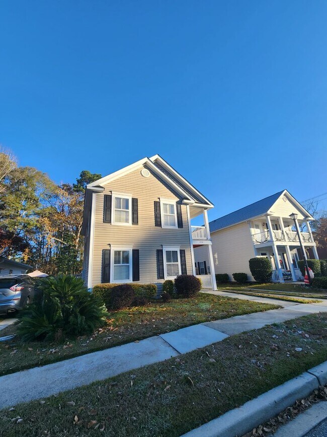 Building Photo - Lovely Home in Phillips Row!