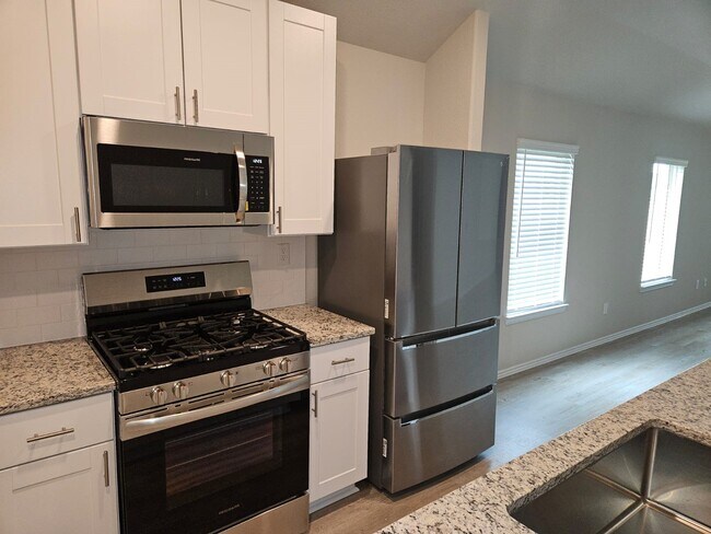 Foto del edificio - 8213 Red Spruce St