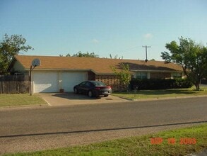 Building Photo - 950 Piedmont Dr