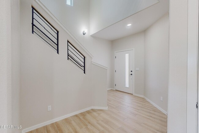 Building Photo - 516 Logwood Ave