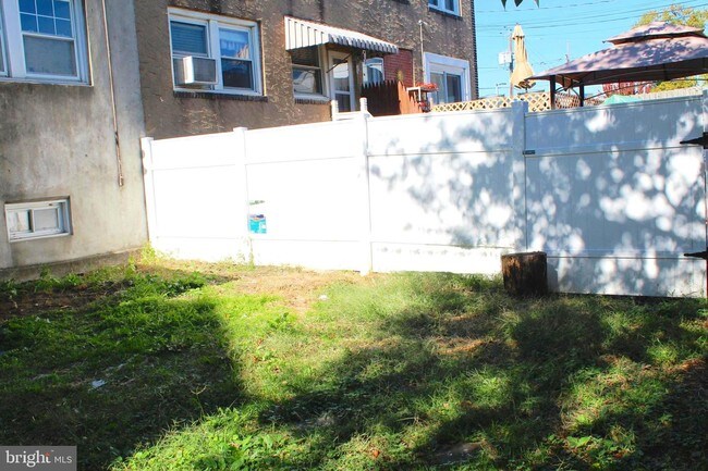 Building Photo - 14 W Albertson Ave