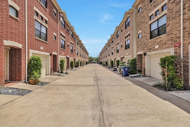 Building Photo - Modern Living Inside the Loop: Spacious, S...
