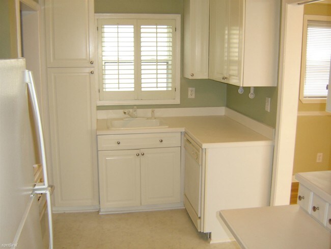 Building Photo - 3 br, 1.5 bath House - 18011 Oak Ave