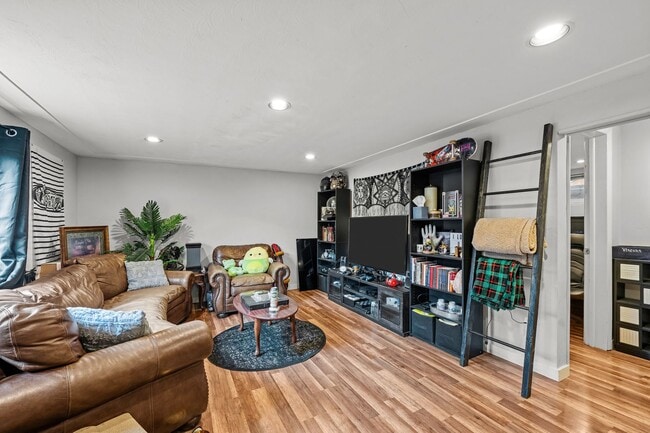 Building Photo - Gorgeous Two Bedroom in Sloan's Lake!