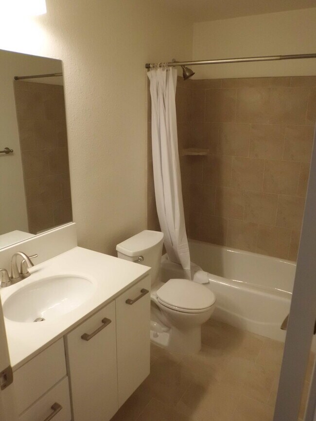 Foto del edificio - Spacious 1 bedroom/1 bathroom downstairs condominium.