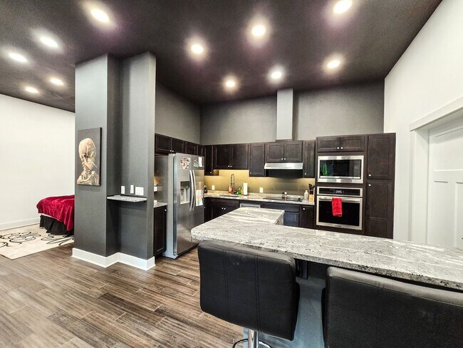 Building Photo - Gorgeous Modern MIL