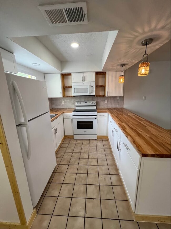 Building Photo - 917 Royal Palm Dr