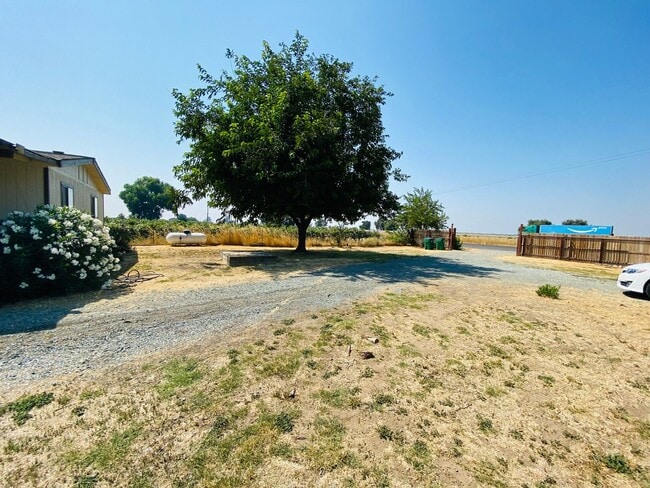 Building Photo - Cute Country Home on 1 Acre!