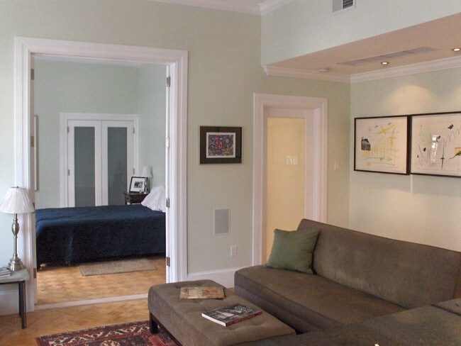 Sala de estar y dormitorio - 1851 Columbia Rd NW