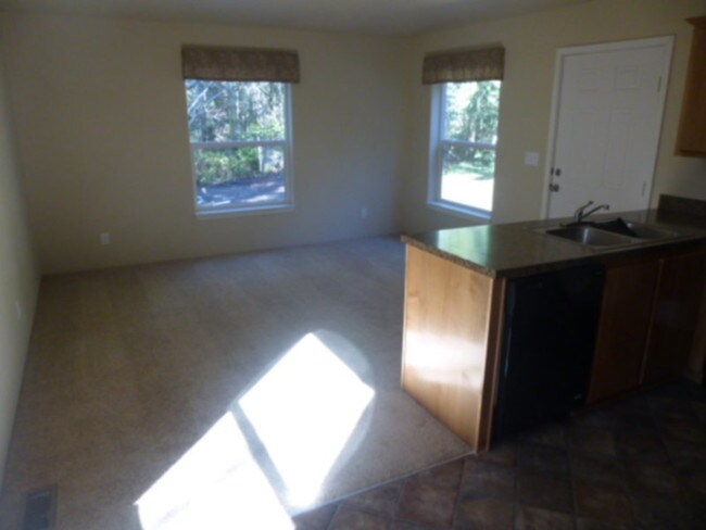 Building Photo - 243 Madrona Way