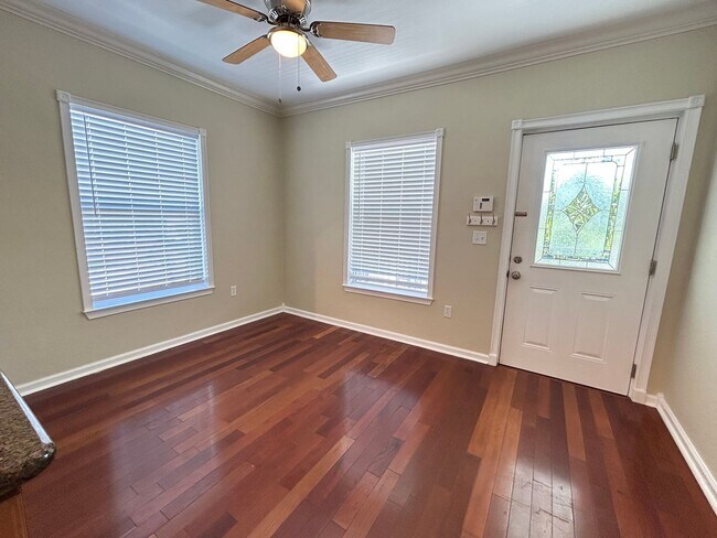 Foto del edificio - 1 bedroom 1 bath In the Heart of Downtown!