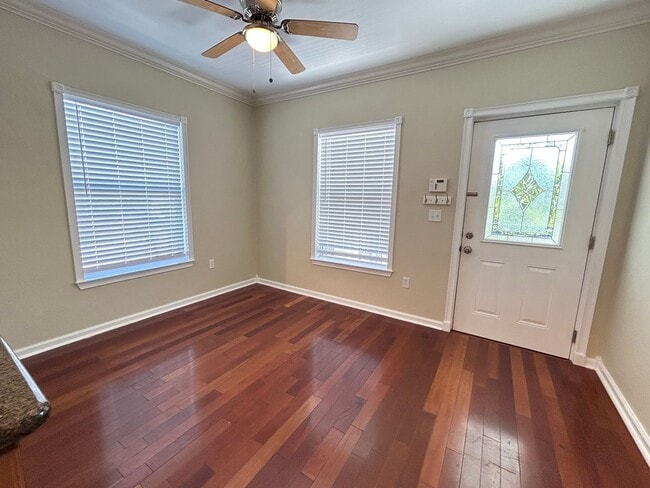 Building Photo - 1 bedroom 1 bath In the Heart of Downtown!