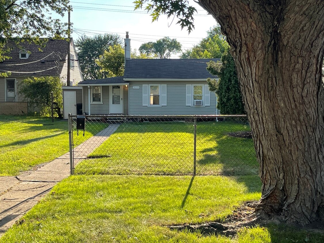 Primary Photo - 26333 Belanger St