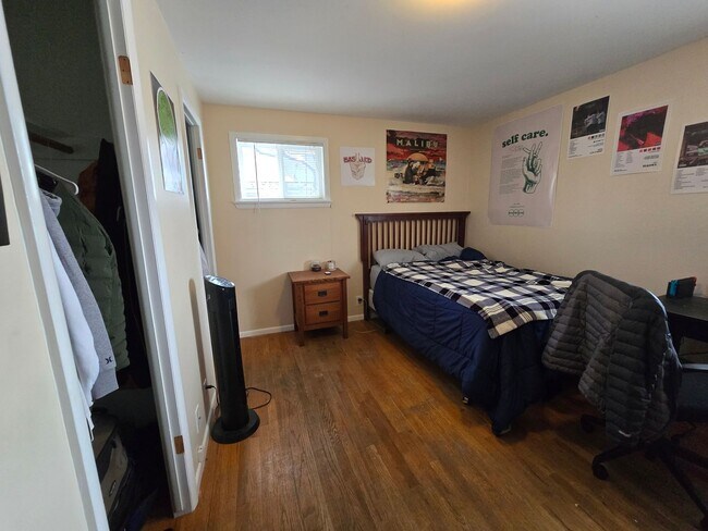 Foto del edificio - 5-Bedroom Home with Finished Basement, Large Backyard & Attached Garage
