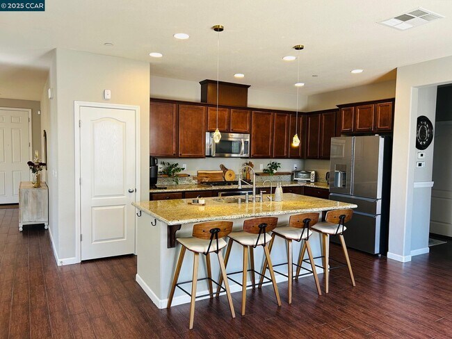 Building Photo - 908 Poppy Dr