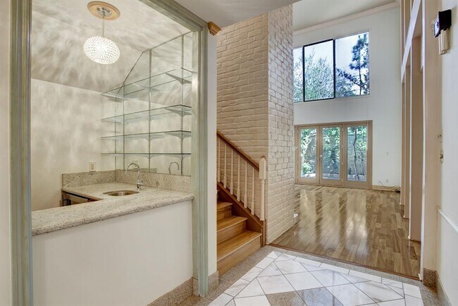 Building Photo - 10166 Memorial Dr