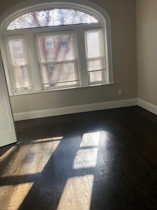 Foto del edificio - Beautiful 4 Bed 2 Bath in Brookline available 9/1