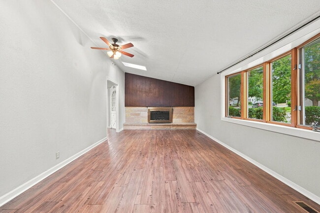 Building Photo - 131 Oak Dr