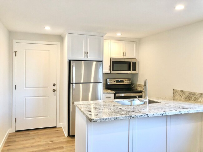 Foto del edificio - Beautiful Newer Custom Construction JADU G...