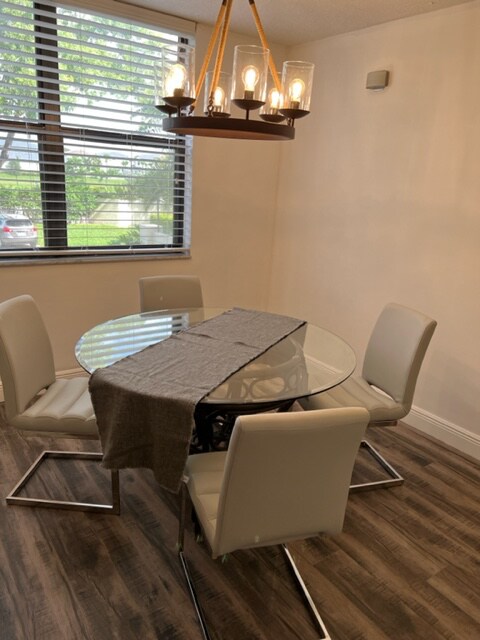 Foto del edificio - 105 Lake Emerald Dr