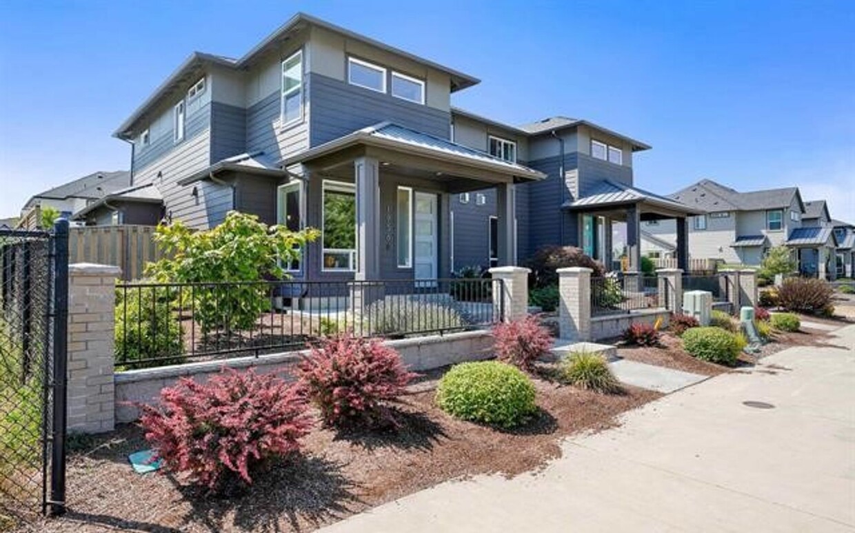 Foto principal - Exceptional 3 Bedroom / 2.5 Bath Modern To...