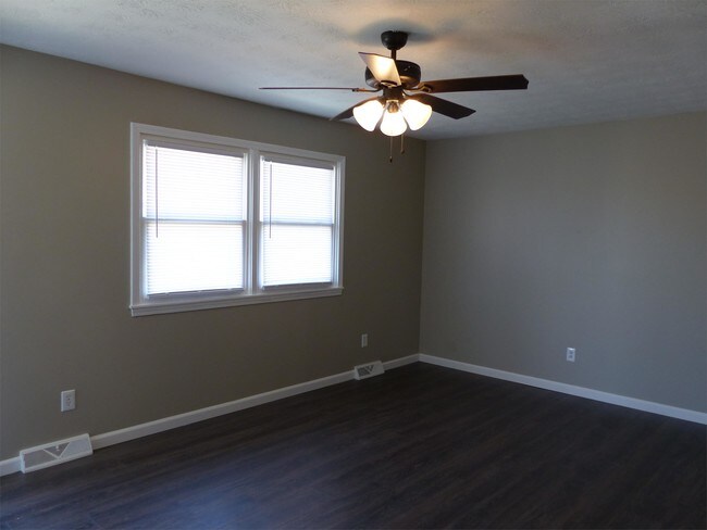 Building Photo - 412 Lester St