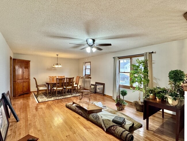 Building Photo - 702 W 6th Ave