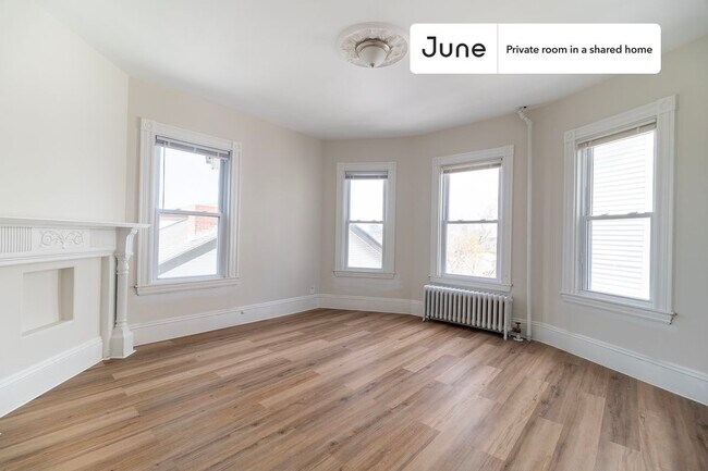 Building Photo - Private bedroom in 3 bed/1 bath Home