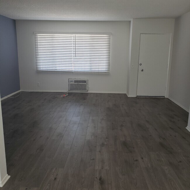 Foto del edificio - 15456 Vanowen St